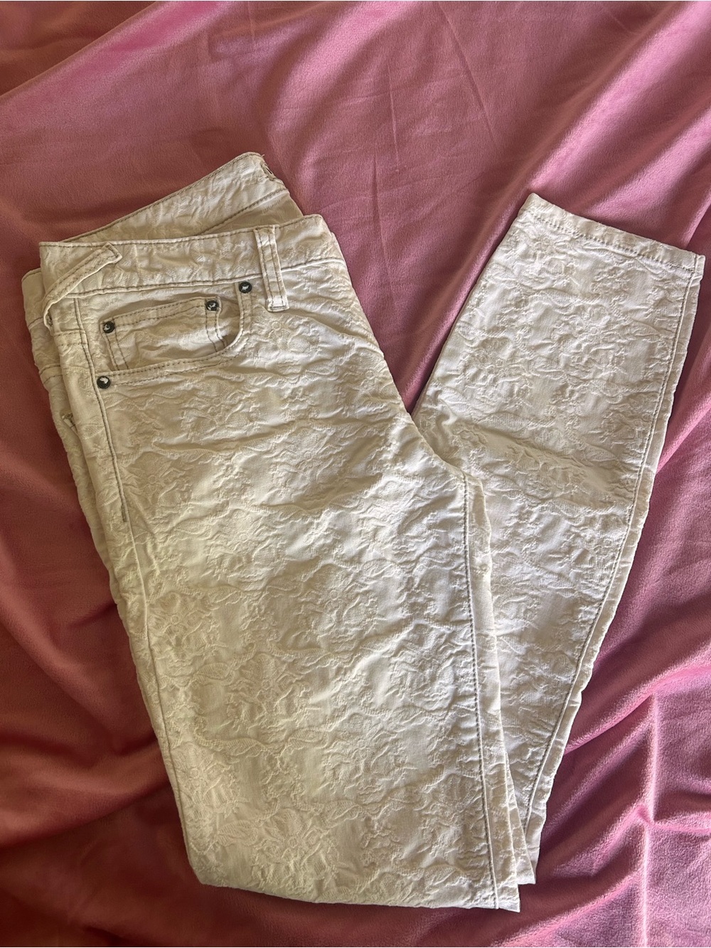 00s Free People Embossed Floral Ivory Jeans 
Size: 27/4 
EUC